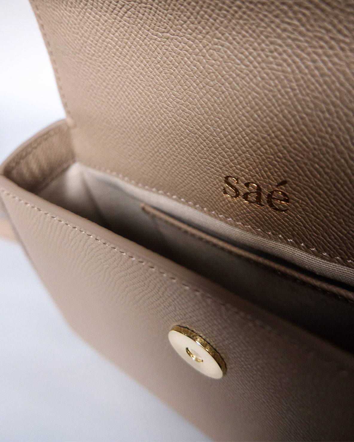 Harpe in Hazelwood Beige